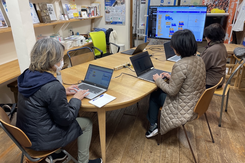 3名が受講している室内