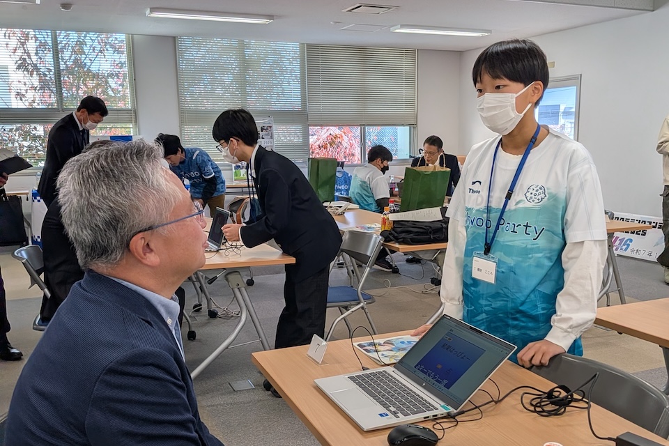 審査員に自分の作品を説明する塾生