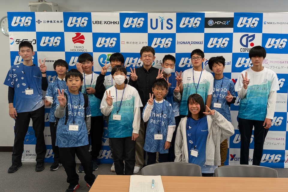 コンテスト会場での塾生と講師の集合写真