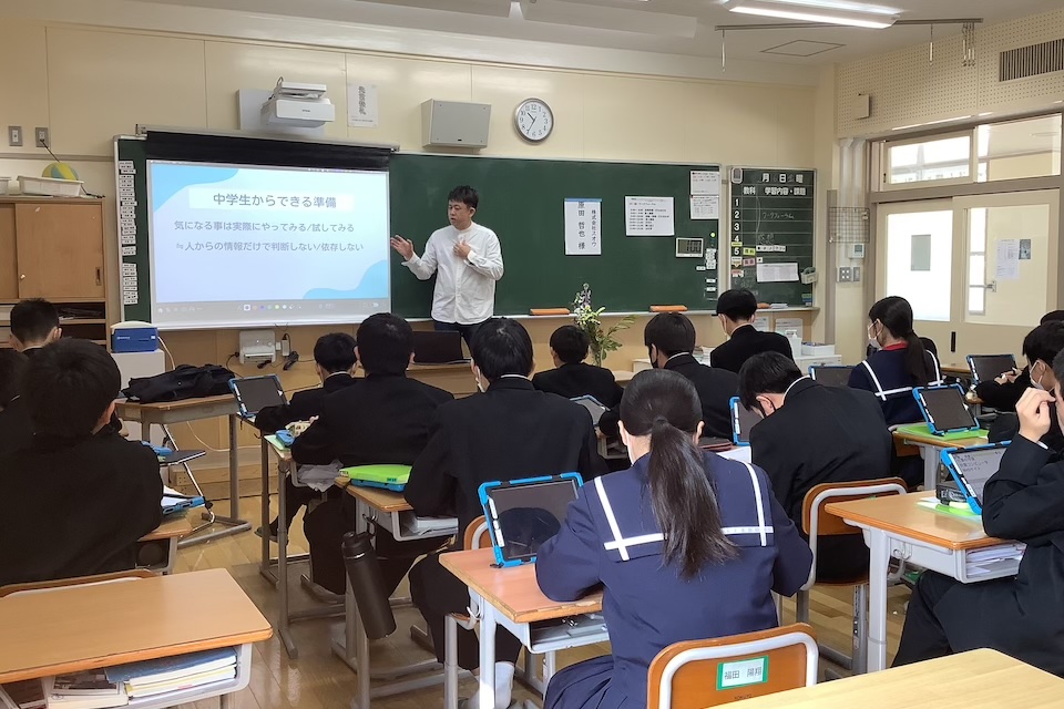 小中学校で講話をする様子