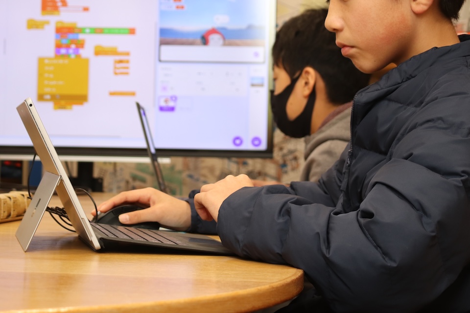 子供がパソコンの操作する様子